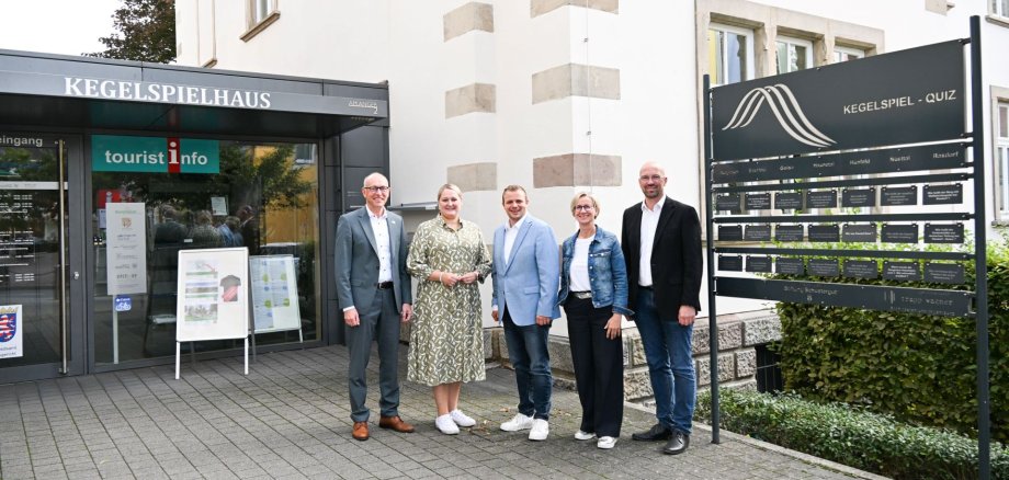 Bürgermeister vor Kegelspielhaus