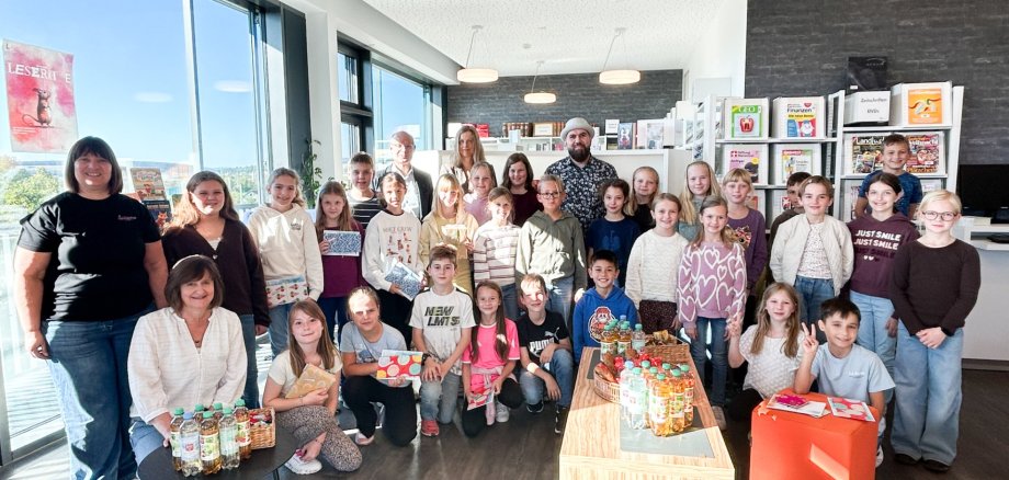 Gruppenfoto der teilnehmden Kinder beim Leseratten-Abschlussfest