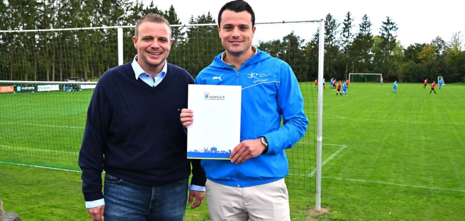 Sportcoach Johannes Ziegler mit Urkunde