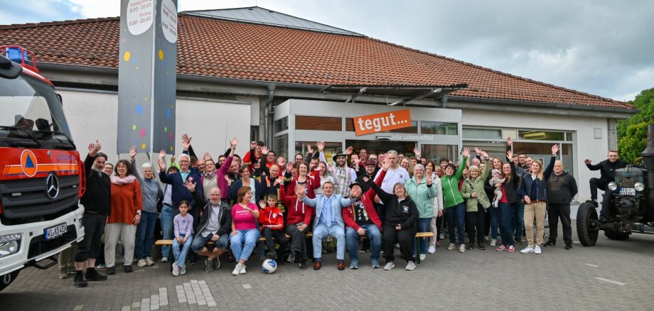 Mackenzeller vor Tegut-Laden