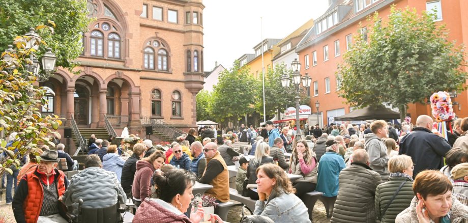 Besucher der Landpartie vor dem Rathaus