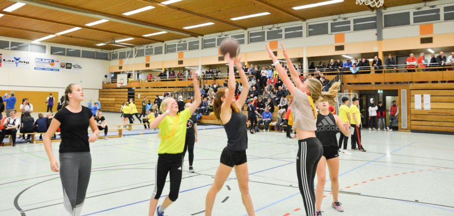 Jugendliche spielen Basketball in Halle