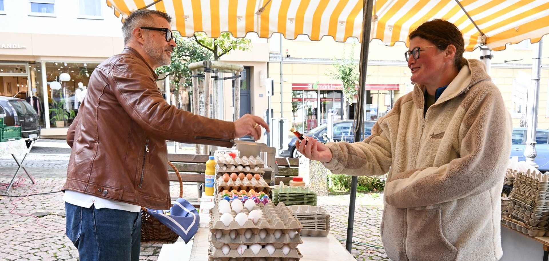 Wolfram Becker übergibt Aha am Wochenmarkt
