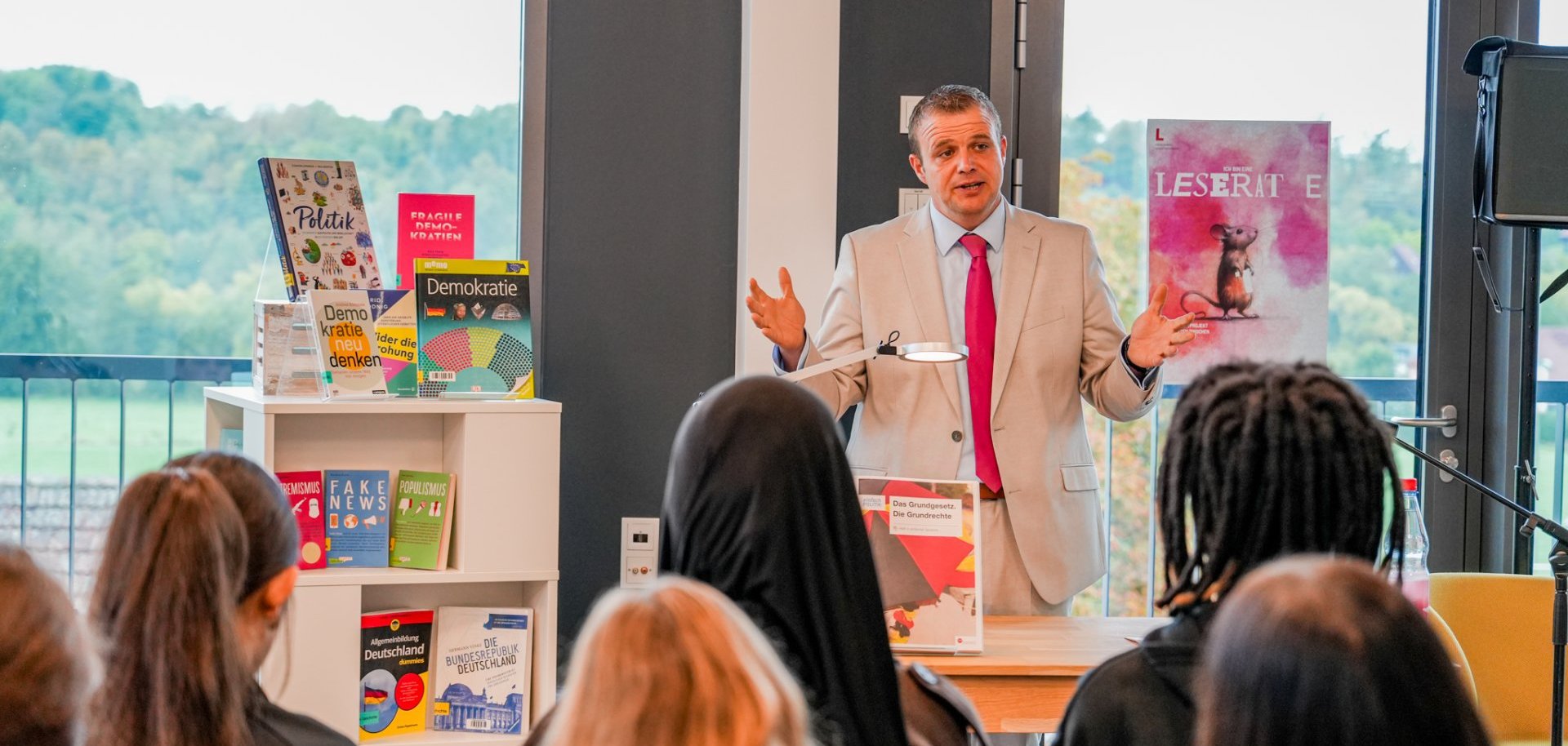 Bürgermeister Benjamin Tschesnok informierte die Schüler in der Stadtbibliothek