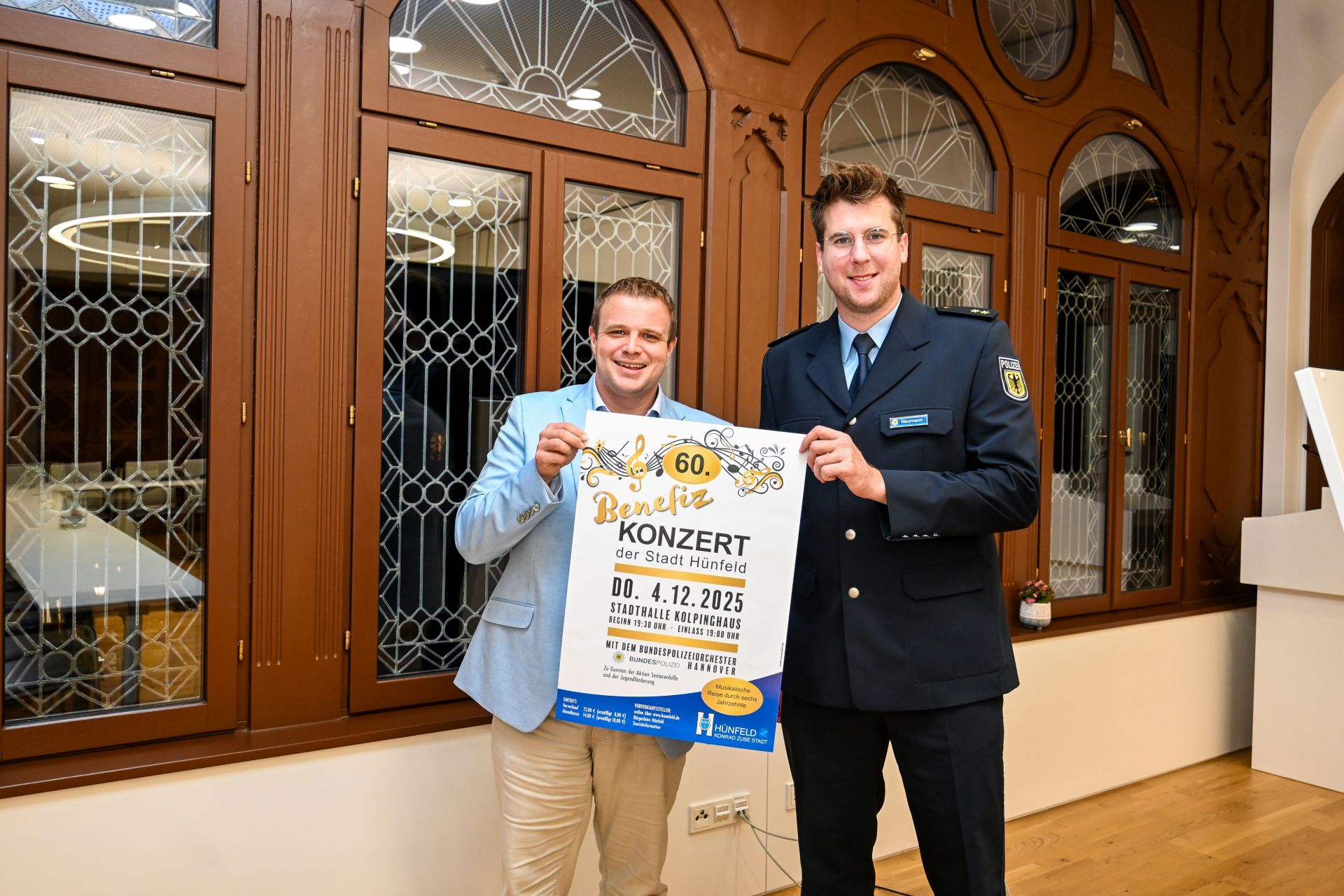Bürgermeister und Bundespolizist mit Plakat