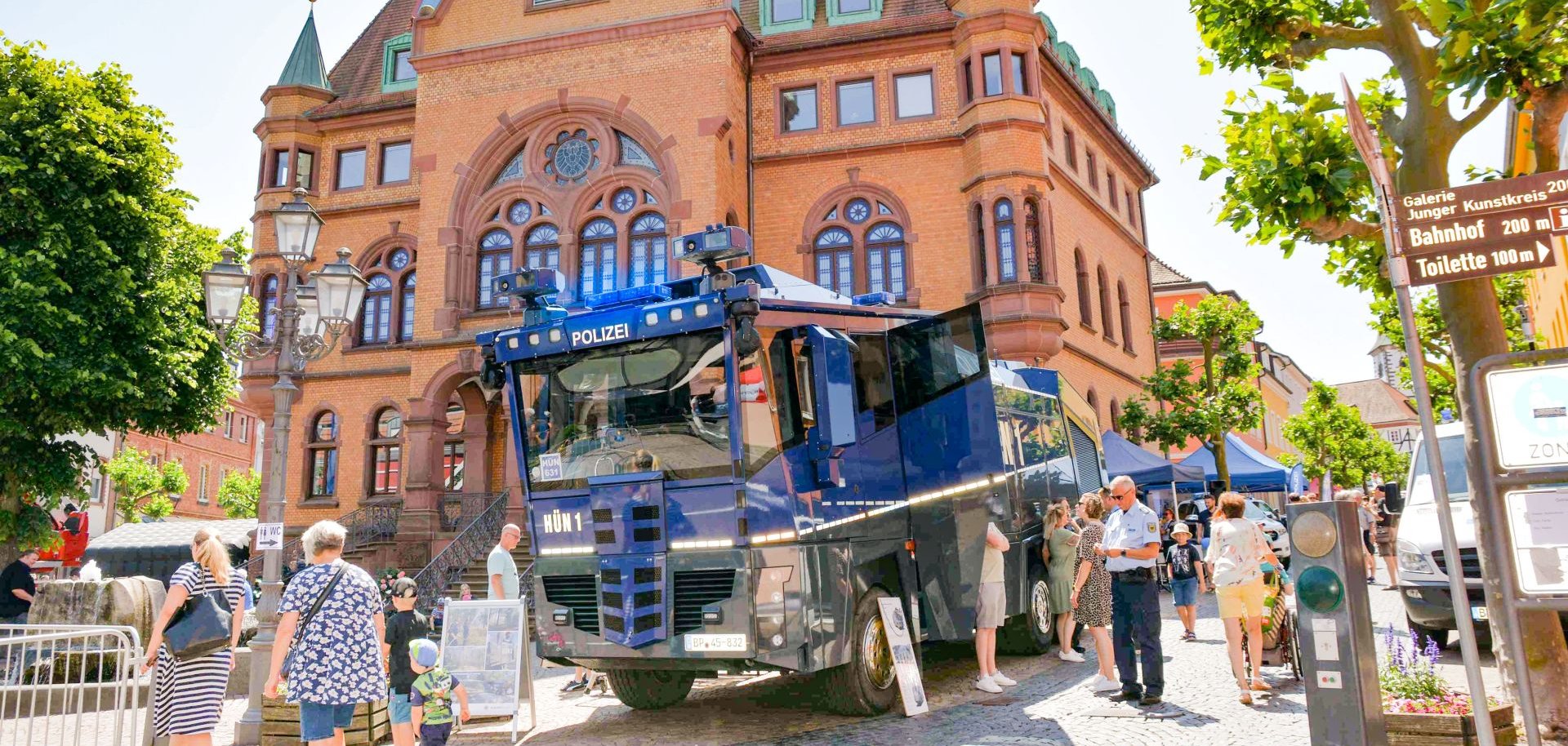 Wasserwerfer der Bundespolizei vor dem Hünfelder Rathaus
