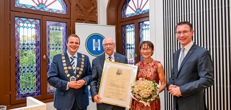 Verleihung der Urkunde an Berthold Quell zum Ehrenstadtverordnetenvorsteher