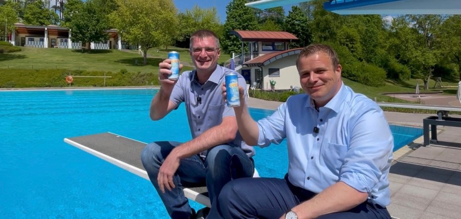 Bürgermeister Benjamin Tschesnok und Stadtwerke Geschäftsführer Manuel Gollbach im Freibad