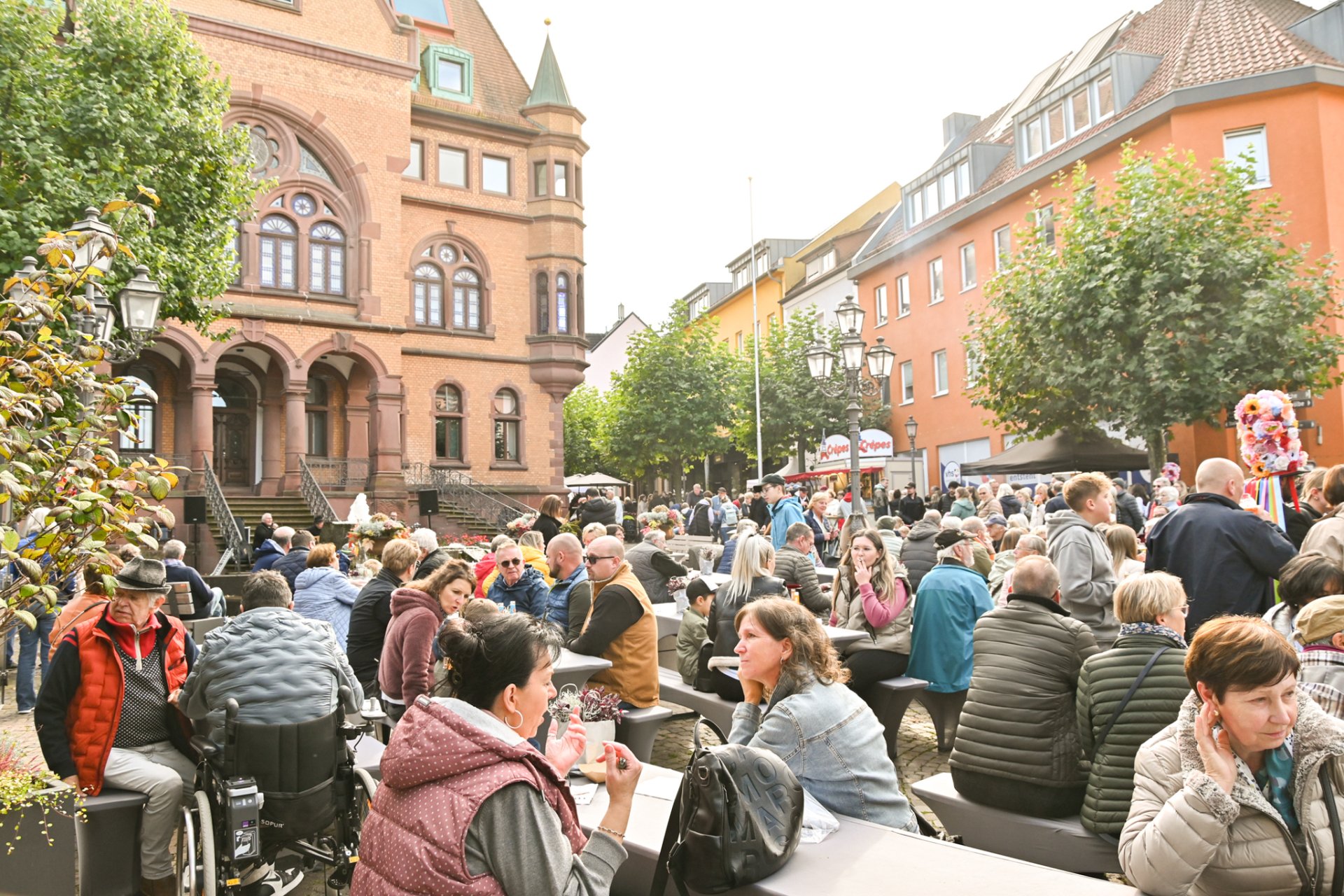 Besucher der Landpartie vor dem Rathaus
