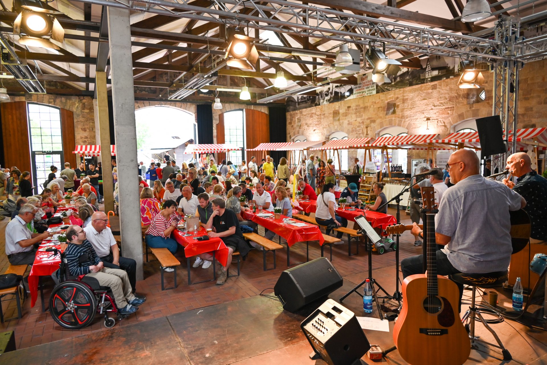 Markthalle mit Menschen