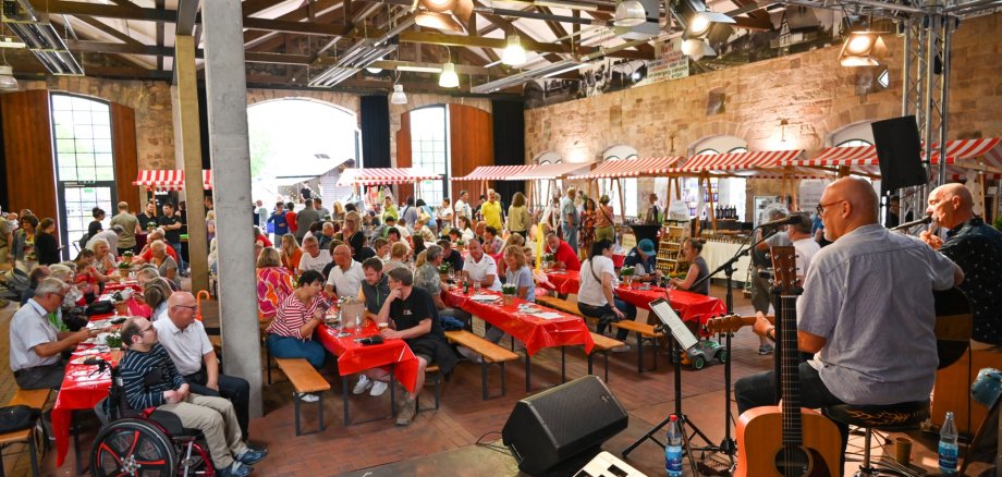 Markthalle mit Menschen