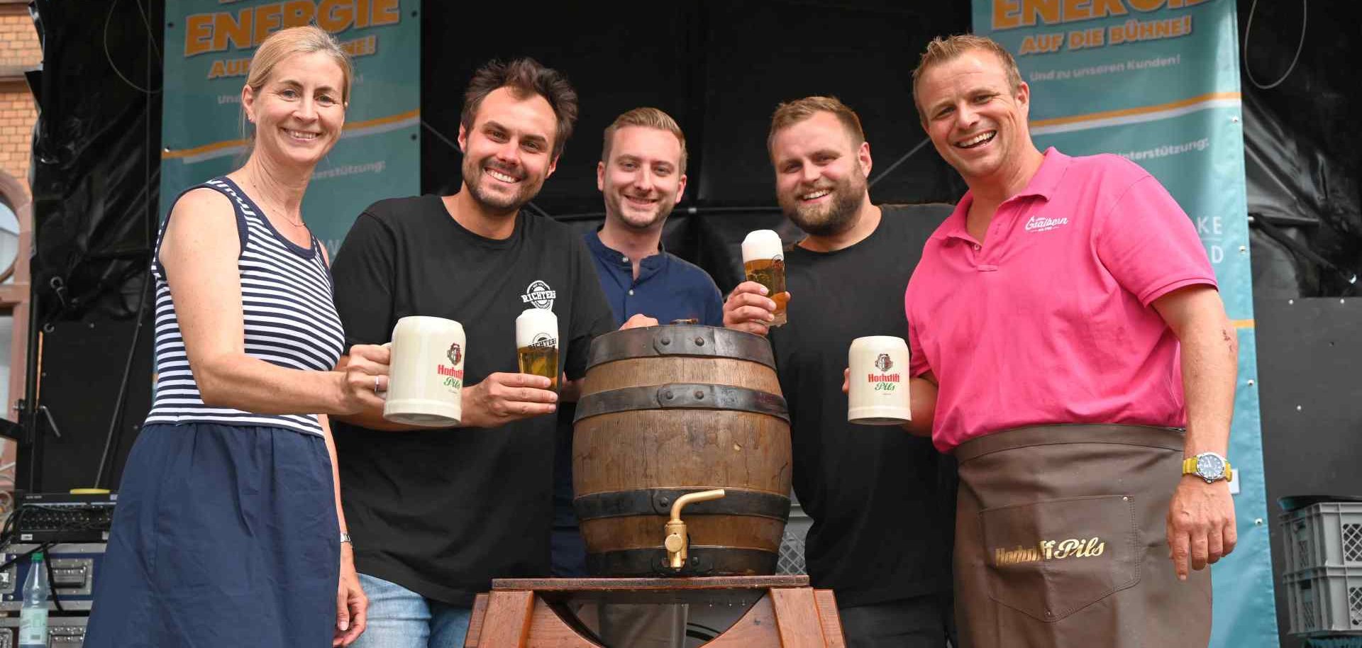 Gruppe um Bierfass
