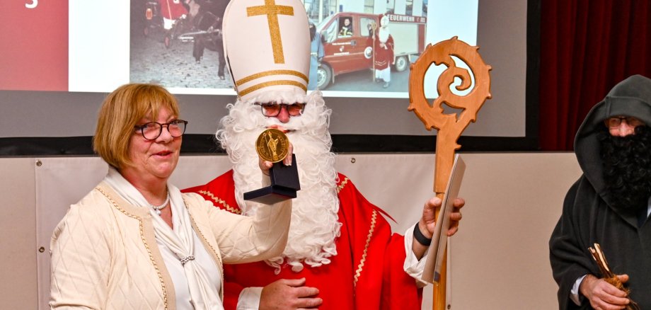 Stadträtin KArin Grosch bei der Übergabe der St.-Ulrich-Plakette an Lothar Mihm