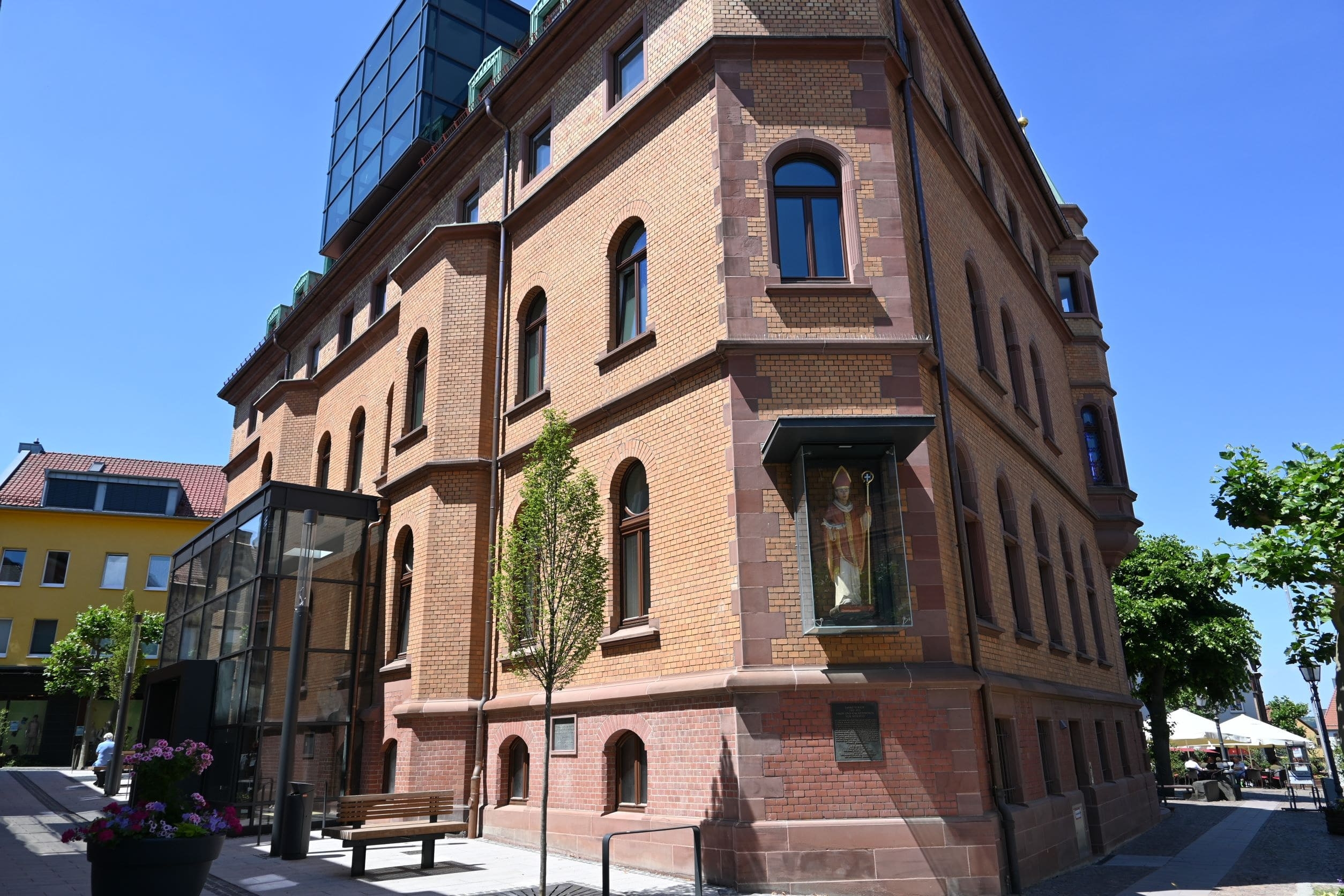 Rathaus von außen mit Blick auf Statue St. Ulrich und ehemalige Rathausgasse