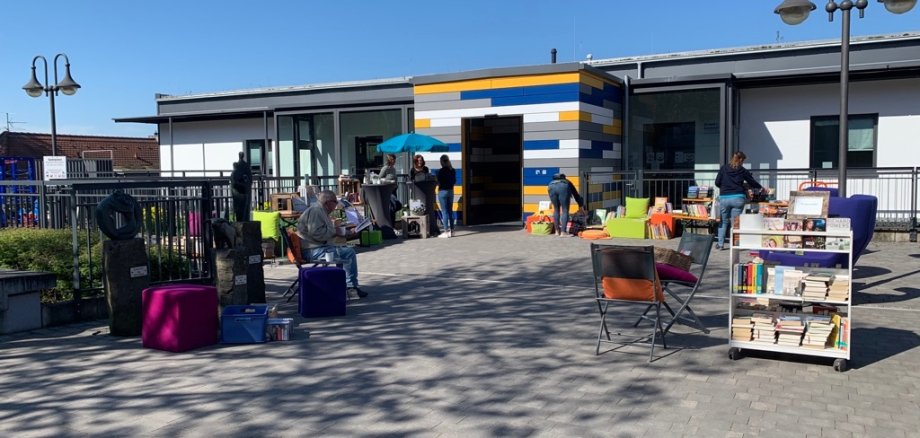 Flohmarkt vor Stadtbibliothek